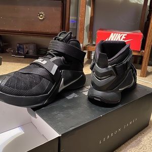 Lebron Soldier IX basketball shoes